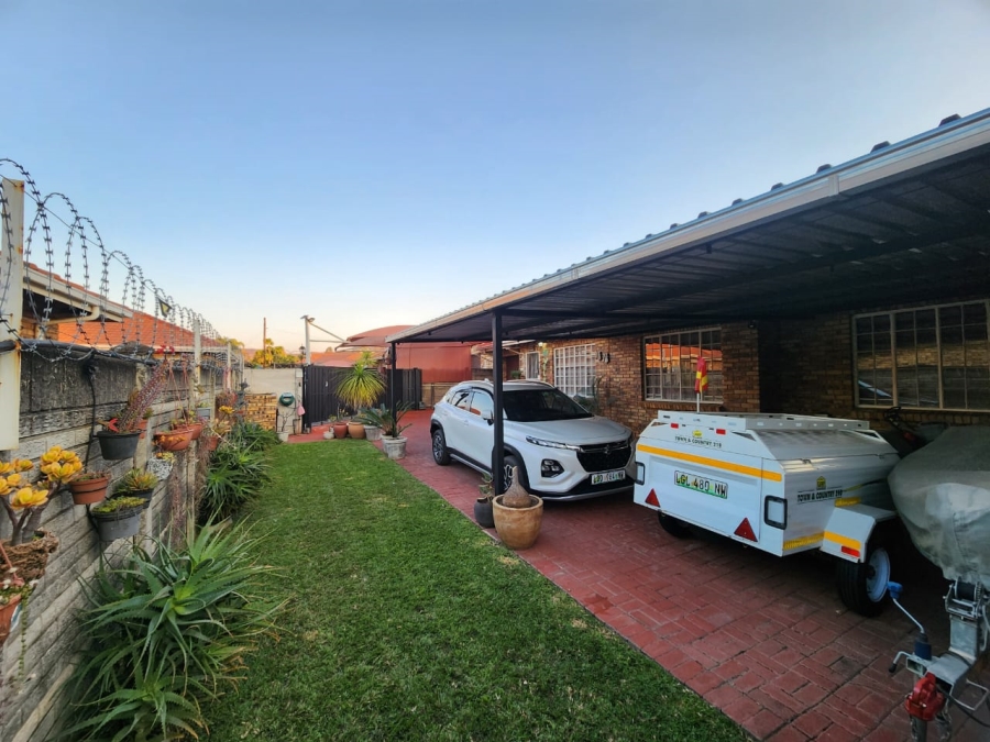 3 Bedroom Property for Sale in Protea Park North West